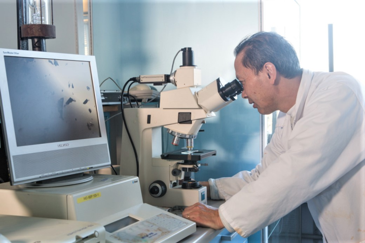 A scientist using Hot Stage Microscopy in a lab